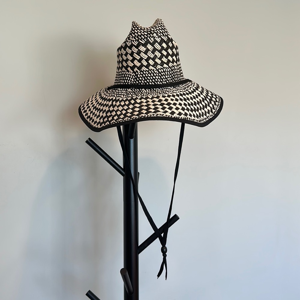 BP black & white sun hat